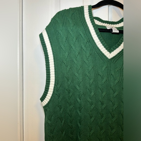 H&M - Retro Preppy Style Relaxed Fit Cable Knit Sweater Green Vest in Size M - Picture 5 of 7